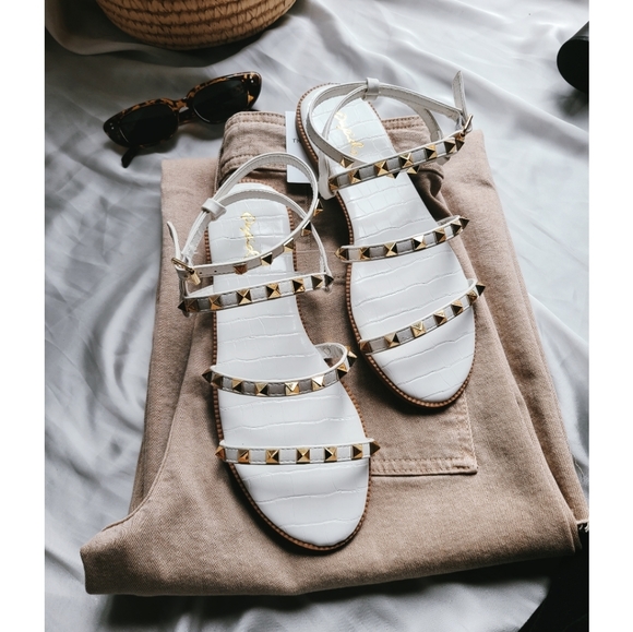 Shoes - 🚨Neutrally in love Collection// White Sandal